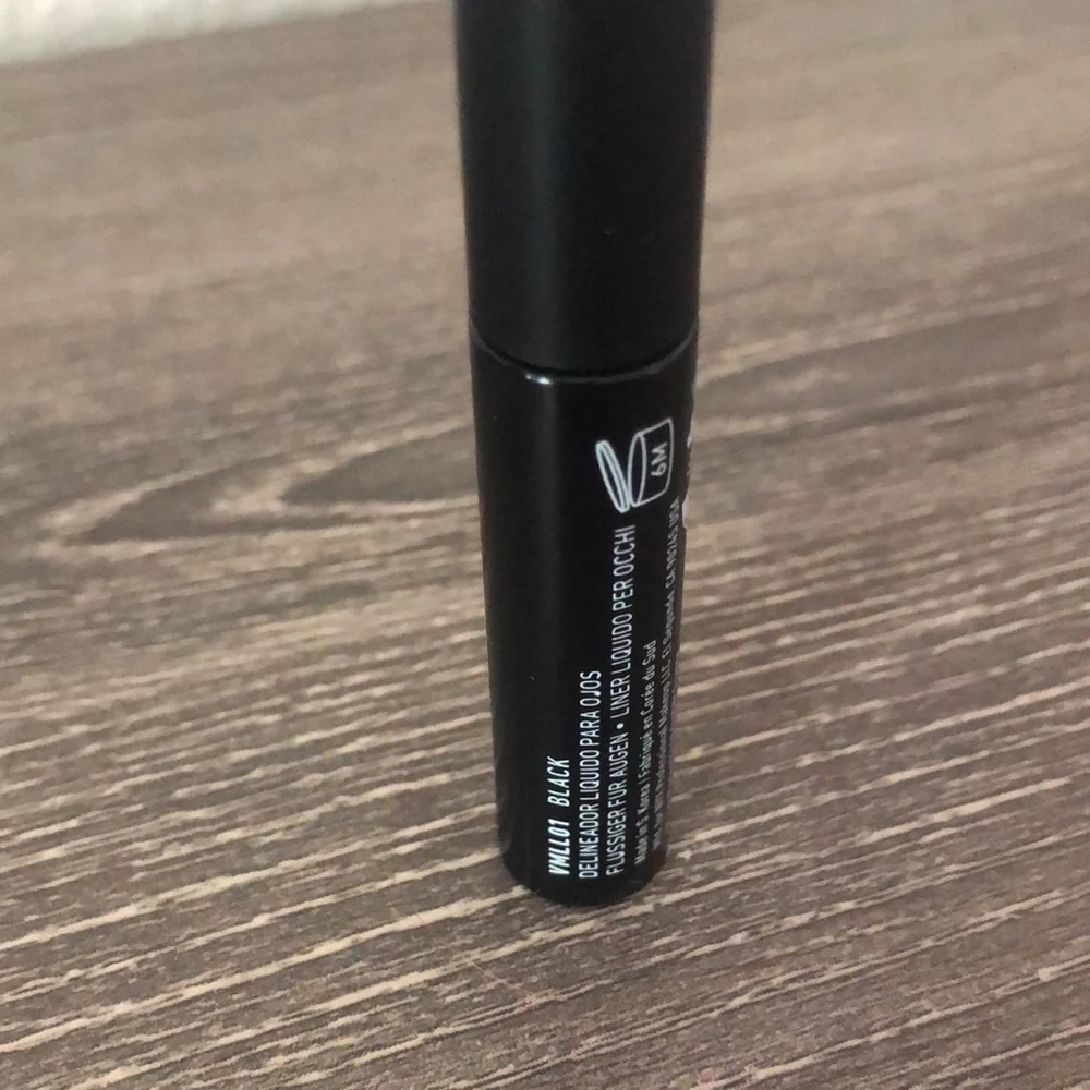 ❤️$6 NWT Vivid Matte Black Eyeliner 2ml